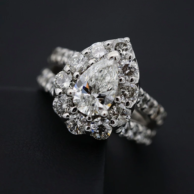 The allure of pear-shaped wedding sets: elegance in every angle