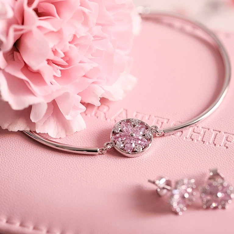 The Allure of the Crescent Moon Pendant in Fine Jewelry