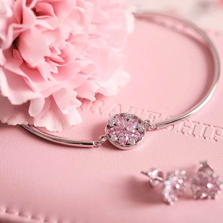 Personalizing elegance: the allure of a 2 initials chain with a lock